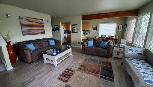 Sunkissed 3BR beach getaway - dog-friendly fenced yard, firepit, glimpse ocean views, near beach access, sleeps 8 - Foto 4
