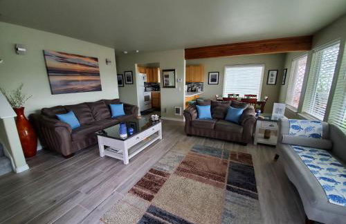 Sunkissed 3BR beach getaway - dog-friendly fenced yard, firepit, glimpse ocean views, near beach access, sleeps 8 - Foto 4
