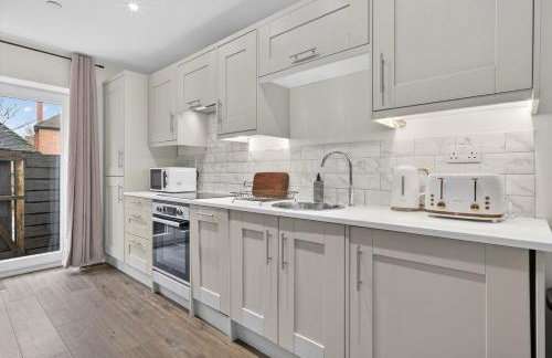 City Centre 2BR Apt with Balcony Access and Free Parking - Foto 8