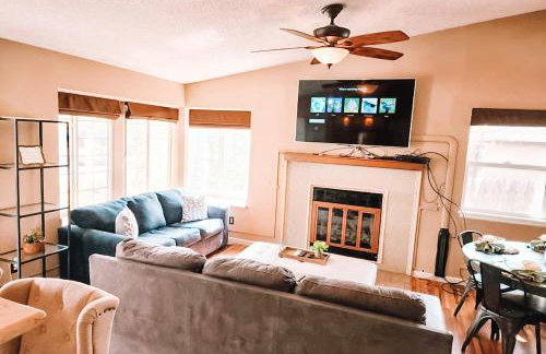 Pet Friendly 2 King Beds AF Academy Sleeps 12 - Foto 1