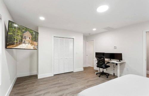 Stylish Lakehouse with Black-and-White Modern Design near Lake Hartwell, Clemson SC - Foto 37