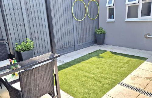 Stunning, clean, free parking home, ideal long stays - Foto 26