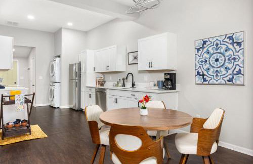 Chic 3BR Home with Fire Pit-Private Yard-Family Friendly - Foto 14