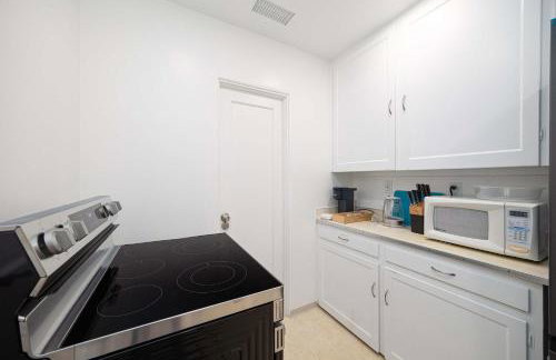 10 Min to the Beach Colorful Home Huge Yard - Foto 16