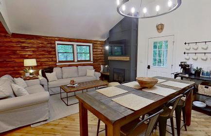 Cozy Berkshires Cabin with Lake, Beach, Hot Tub, Fireplace - The Wilde BNB - Foto 1