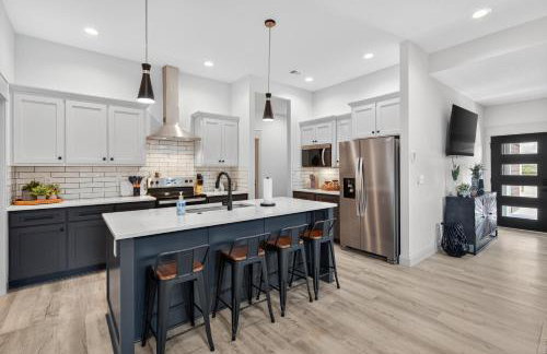 Plush & Roomy - Perfect for All Ages near KU & KC - Photo 9