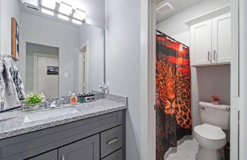 Spacious Modern Townhome w Indoor Court, King Beds & Huge TVs! - Foto 15