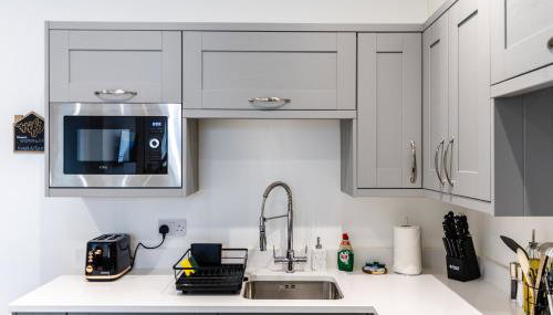 Beach Haven, Steps to Sand, Trails & Shops, Highly Rated 2-Bedroom House Minutes from Mumbles Beach with a Patio - Foto 2