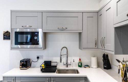 Beach Haven, Steps to Sand, Trails & Shops, Highly Rated 2-Bedroom House Minutes from Mumbles Beach with a Patio - Photo 2