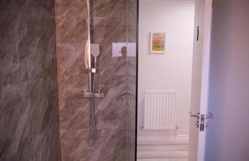 2BR City Centre Apartment By Travel Lets Short Term Rental Agency Derry With Free WiFi - Foto 54