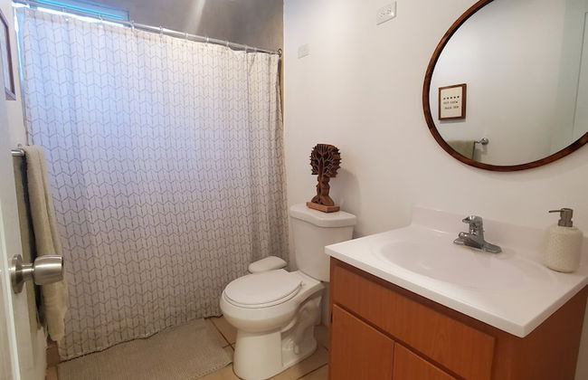 Comfy apartment 8 minute walk from beach - Photo 14