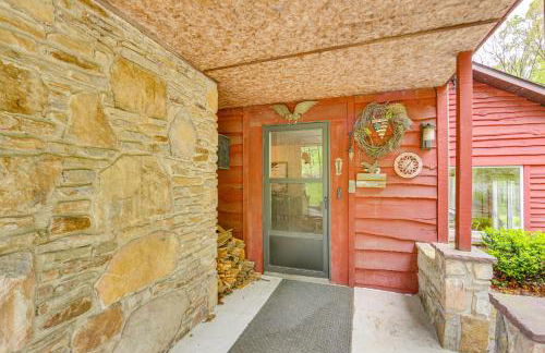 10 Mi to Mtn Resort Normalville Cabin with Balcony! - Foto 34