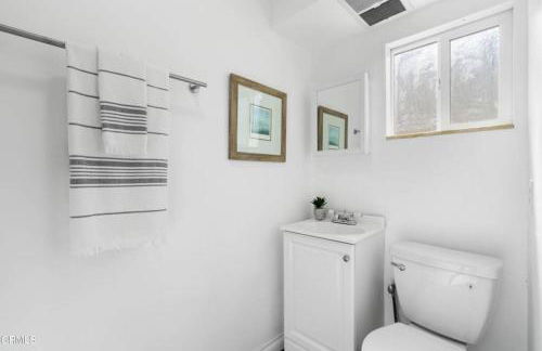 Modern 4 King Beds, Beautiful Large Backyard, Golf, WFH, Long Stays, WI-FI, FWY, 25 mins to Beach - Photo 23