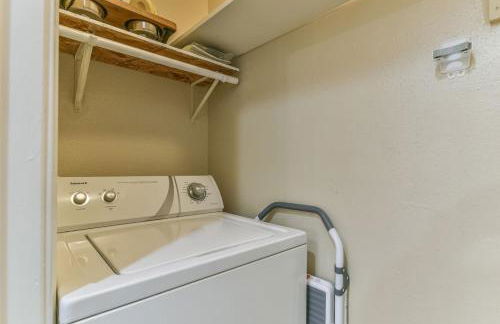 Coastal Paradise Condo with 2 Bedrooms and Pool - Foto 13