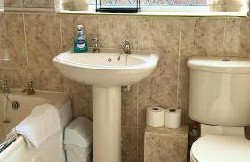 Peaceful 2-Bed Bungalow with Garden & Parking in Bramley Village, Rotherham - Foto 12