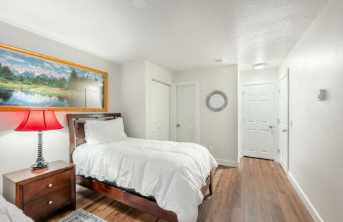 Bright and Cozy Getaway - Photo 14