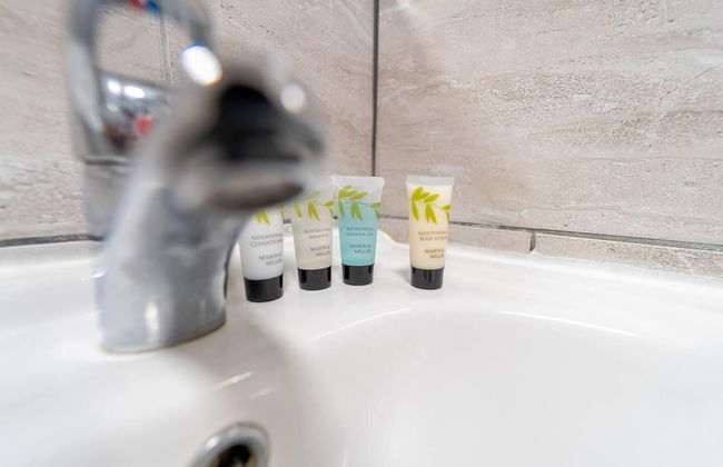 Large Studio Available on First Floor! - Foto 8