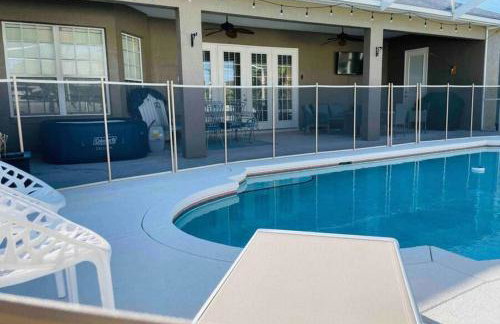 Luxury Heated Pool Home, Hot tub, King bed suite - Foto 22