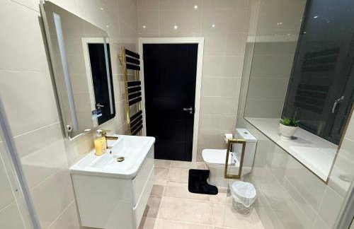 Luxury home 5 bedroom 3 bathroom games room parking - Foto 7