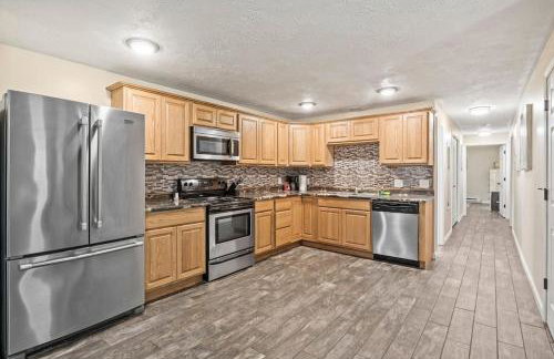 Hot Tub! LRG Home! Sleeps 22!Near Ithaca! Dogs OK - Foto 32