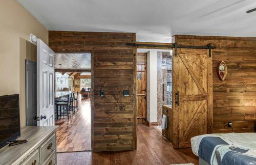 Luxury Lakeside Mountain Escape with Wraparound Deck Near Terra Alta, West Virginia - Foto 22