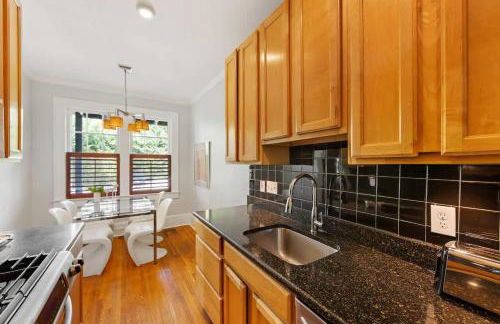 Contemporary 2BR in Myers Park with Screened Porch - Foto 32