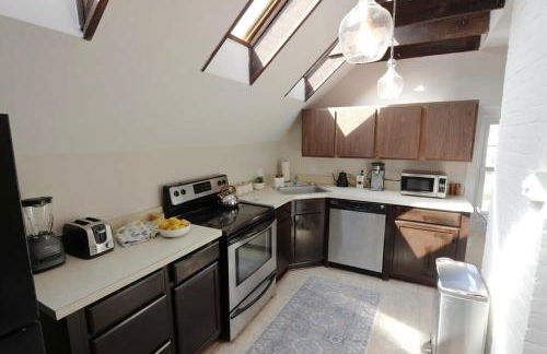 New Cabin in the Clouds Easy Downtown Access with Parking - 1 bedroom - Foto 5