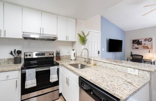 Landing Stunning 2BD Tennis Court Gym - Photo 36