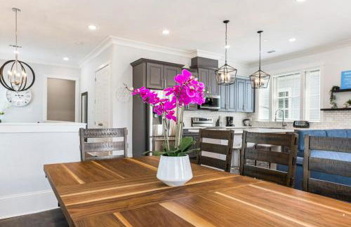Hosteeva Brand New Condo with a Pool Steps to St Charles Ave - Foto 16