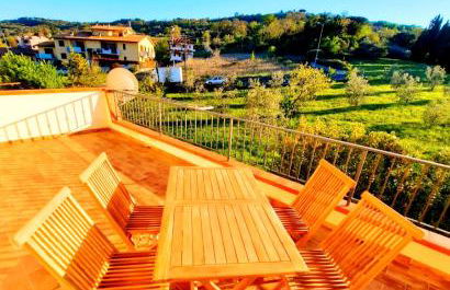 INCANTEVOLE CASA TOSCANA con travi in legno, ampia terrazza e vista sulle colline - Foto 1
