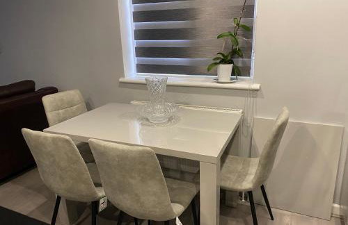 Modern 2 bedroom flat with Sky TV & free parking - Foto 8