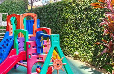 Confortável apartamento com 2 quartos, sendo um suíte, varanda, ampla sala, cozinha área de serviço e banheiro social - Foto 12