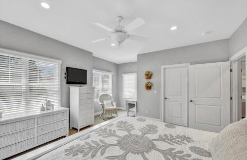 Stay 1 Block from Ocean at 7-Bed Retreat with Yard, Deck and Game Room, Host Up to 22 Across 16 Beds, Gas Fireplace, Gas Grill, Ample Parking, Walk to Menauhant Beach, Perfect for Family Getaway, 24 Hr Hospitality - Foto 48