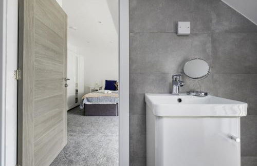 2Bed Flat-Secured Free Parking-by Holiday Homes - Photo 10