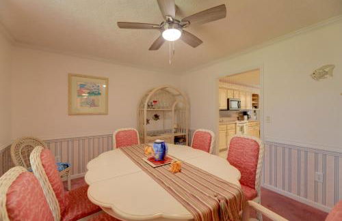 Pine Knoll Shores Getaway - Walk to Beach! - Foto 13