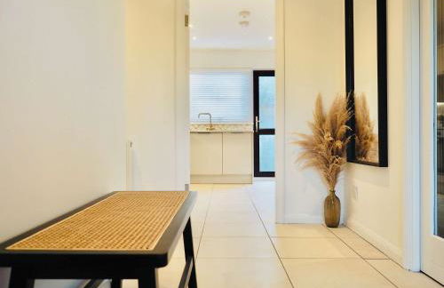 Spacious 3 bedroom Home w Parking in Farnborough - Foto 20