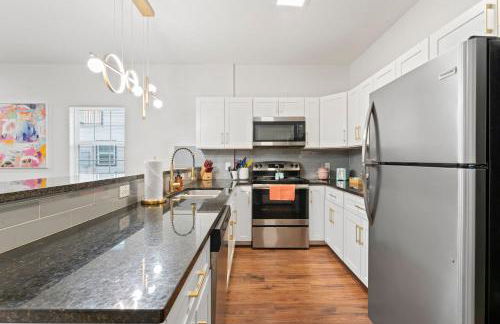 NRG MedCenter Luxe 4BD Home w FencedYard WasherDryer Pet Friendly - Foto 19