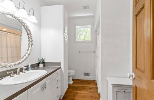 Experience luxury at Lakefront Villa - Foto 24