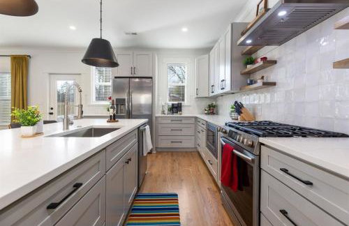 Bancroft Bungalow - Hot Tub, Fire Pit - Near Uptown - Foto 18