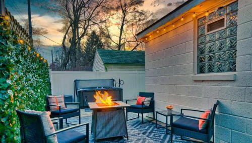 Beautiful Modern home with all year use HOT TUB, Pool table, Game room, & Propane fire pit!! - Foto 4