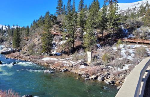 Newly remodeled mountain home! - Photo 22