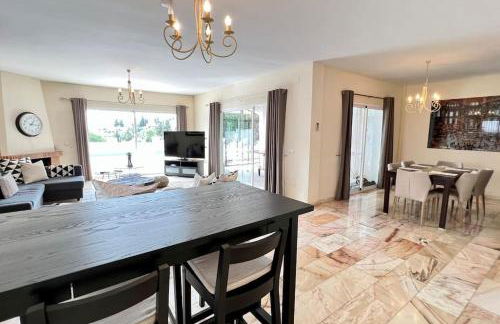 Beautiful Villa With Pool Scenic Views Sleeps 8 - Photo 21