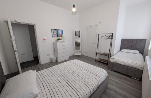 6 bedroom 6 Ensuite 1 min to M6 Jct 9 15 min to Bham - Foto 17