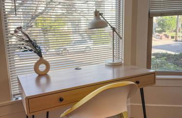 Bright, Modern & Artsy Space - Photo 20