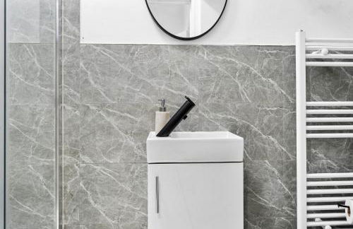 Deja Two Luxe 4BR House By AltoLuxo Short Lets & Serviced Accommodation With Free WiFi & Parking - Foto 25