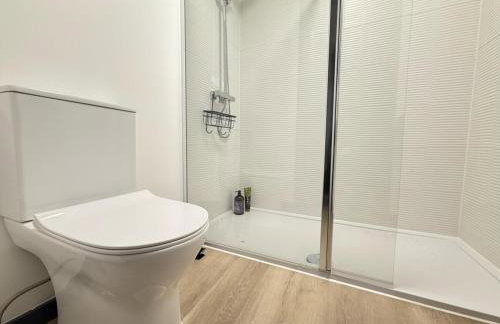 Elegant 2-Bed Apartment with AC, Sleeps 6, Free Parking, Netflix, WiFi, New build - Photo 36