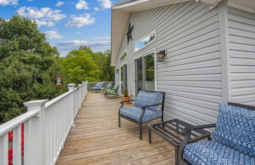 Trailblazer Lodge - Upscale, hot tub, trail, game room, wifi, fire pit, bar, pool table, king bed, view, pet friendly - Photo 4