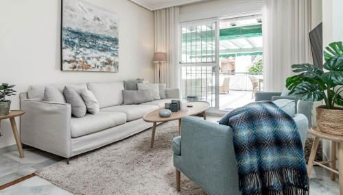 Sensational and Exotic 3-Bedroom Retreat in Nueva Andalucia with a Palm Garden - Photo 4