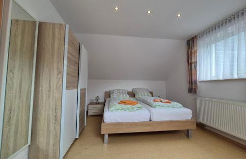 Komfortable 90 qm Ferienwohnung Berta mit 3 Schlafzimmern Küche Balkon Wohnzimmer mit großem LED TV InternetWiFi Flatrate und kostenlosen Parkplatz inklusive in Brilon Madfeld mit Rechnung - Foto 2