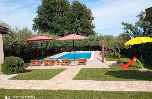 Mala kuća sa velikim grijanim bazenom ANTONIO - Foto 1